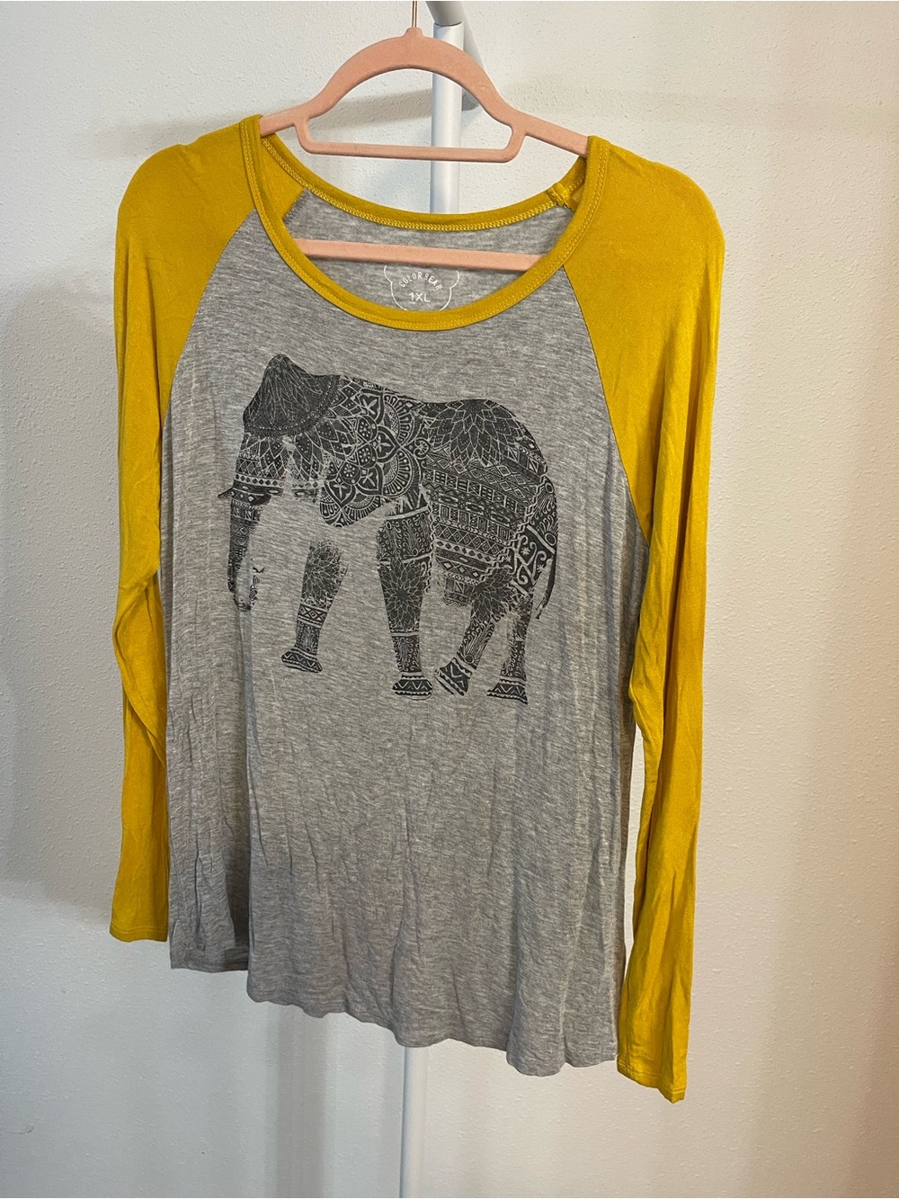 Color bear 1xl Women's Gray & Mustard Raglan Top with Elephant Graphic